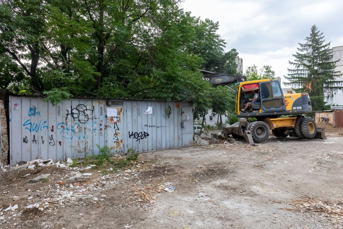 Vechi garaje din Galați în proces de demolare pentru modernizare Vechi garaje din Galați în proces de demolare pentru modernizare