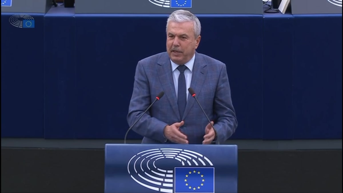 Europarlamentar Dan Nica în Parlamentul European discutând despre emisii de CO2