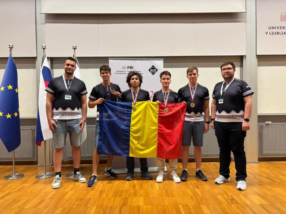Elev în clasa a XII-a primește medalia de aur la Olimpiada de Informatică