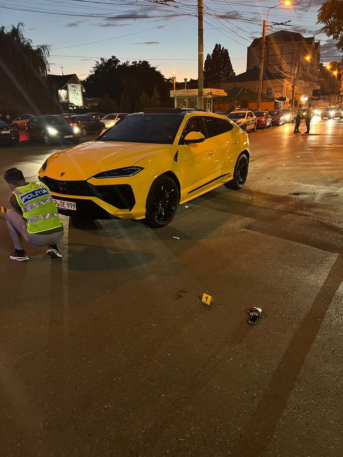 Polițiști și ambulanță la locul accidentului din Galați Polițiști și ambulanță la locul accidentului din Galați
