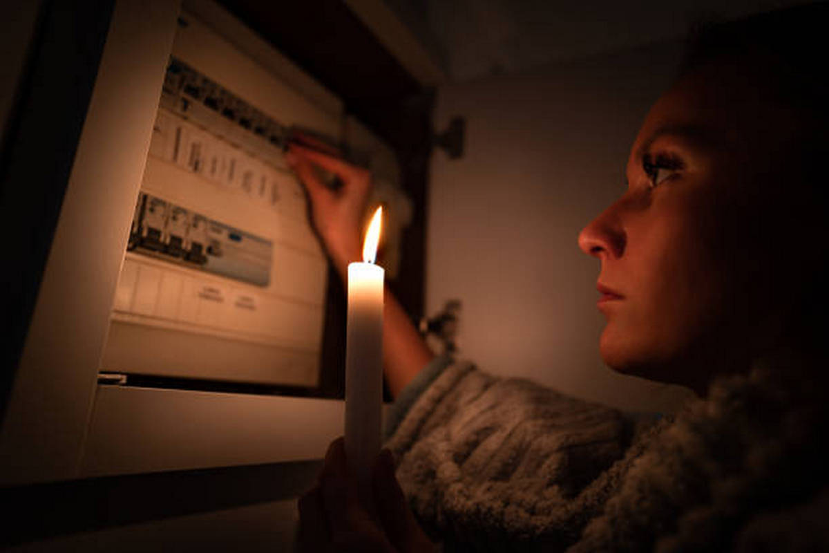 Echipă de tehnicieni electrici lucrând pe rețea în Galați Echipă de tehnicieni electrici lucrând pe rețea în Galați