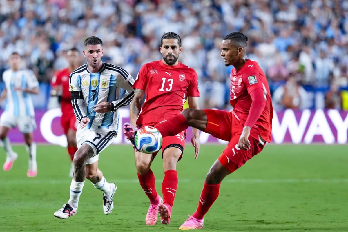 Manuel Akanji protestează pe teren după meciul cu Argentina la CM 2026