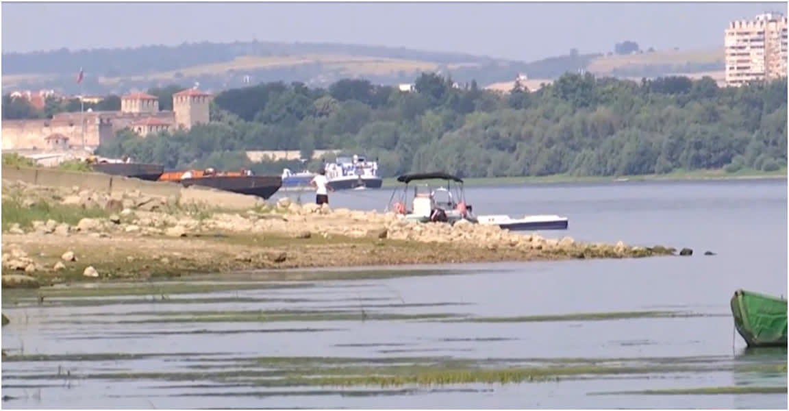 Dunărea secată cu nave și geamanduri de dirijare Dunărea secată cu nave și geamanduri de dirijare