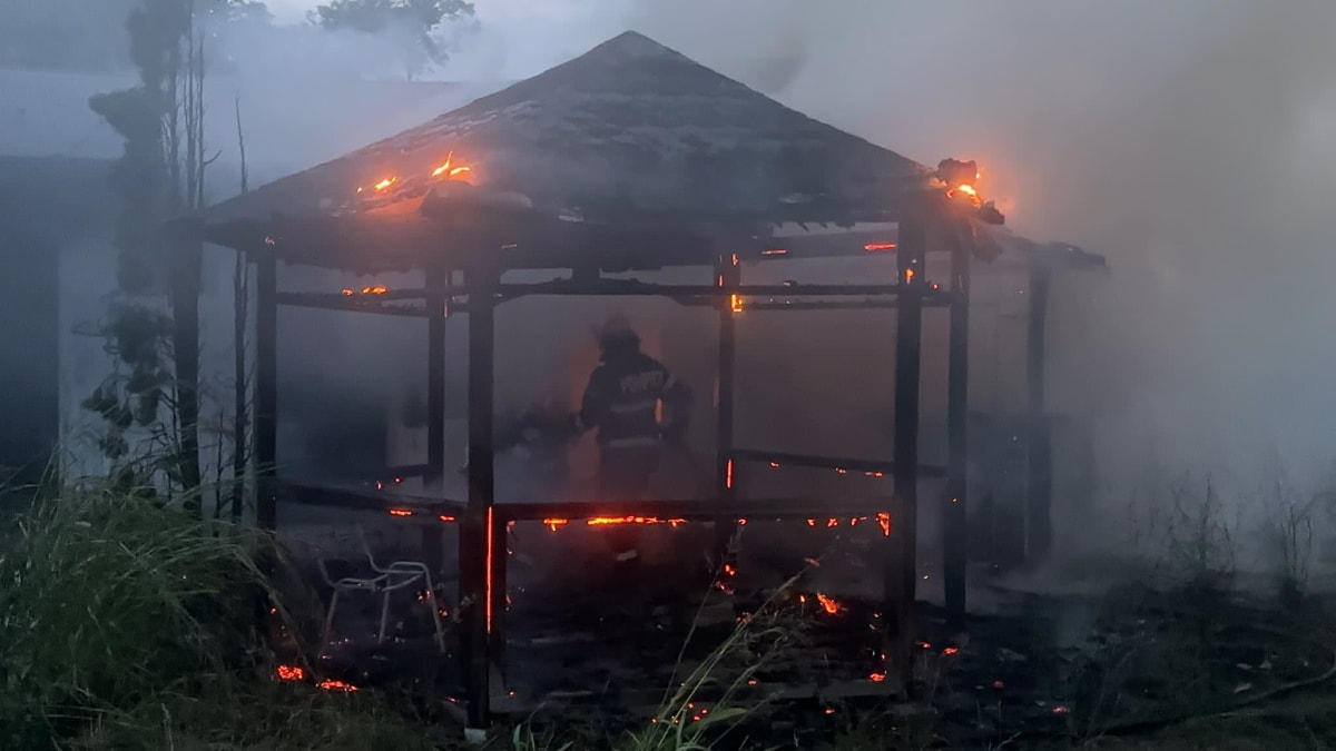 Pompieri în acțiune la un incendiu de clădire dezafectată în Tulcea