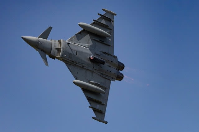 Avion de vânătoare Typhoon britanic survolând Bucureştiul de Ziua Aviaţiei