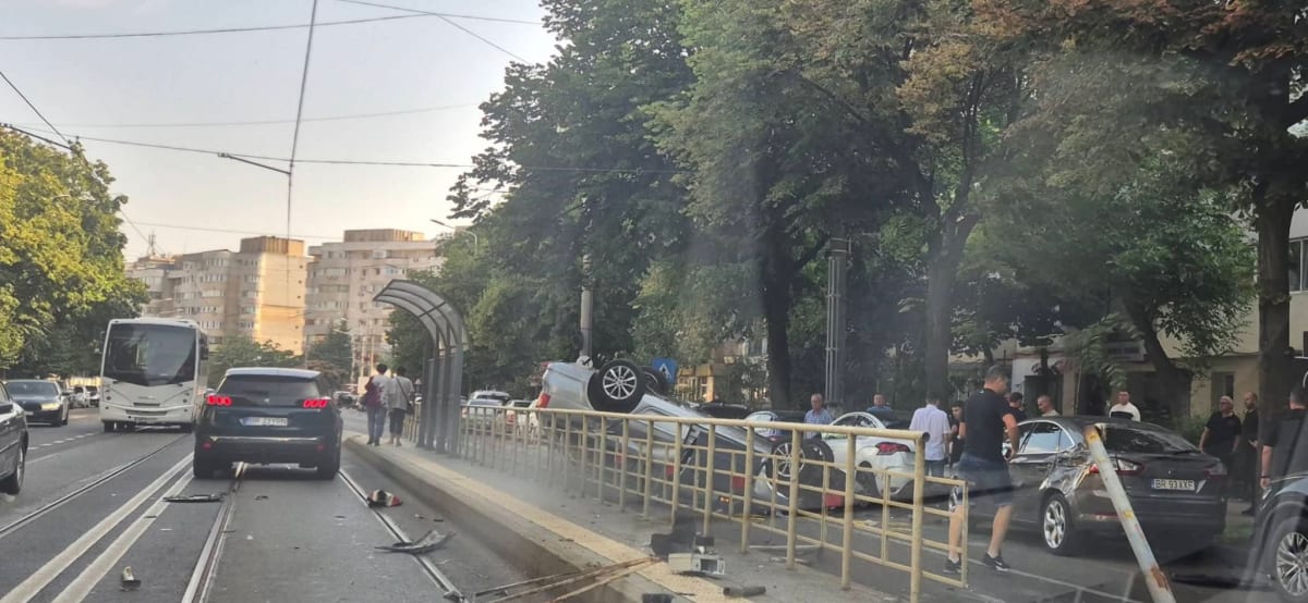 Mașină răsturnată pe Bulevardul Dorobanților din Brăila Mașină răsturnată pe Bulevardul Dorobanților din Brăila