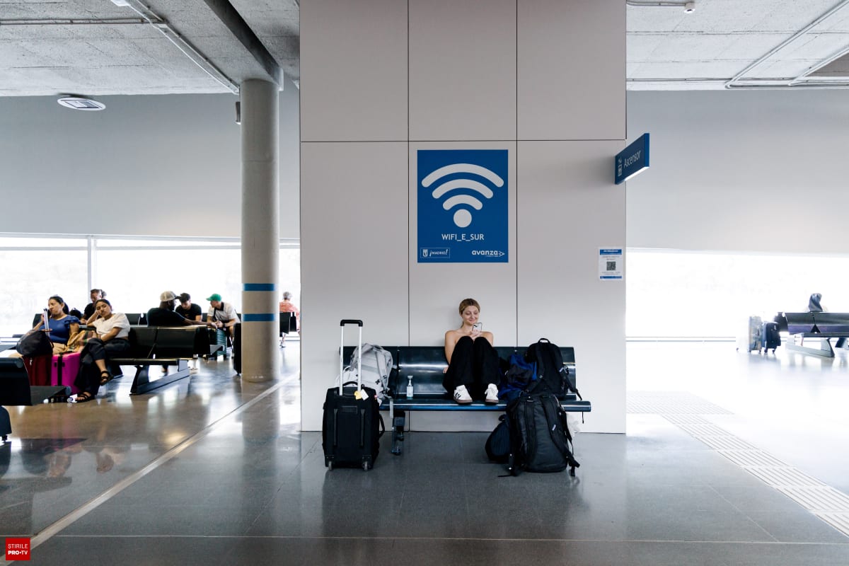Specialist în securitate cibernetică verificând rețea Wi-Fi publică Specialist în securitate cibernetică verificând rețea Wi-Fi publică