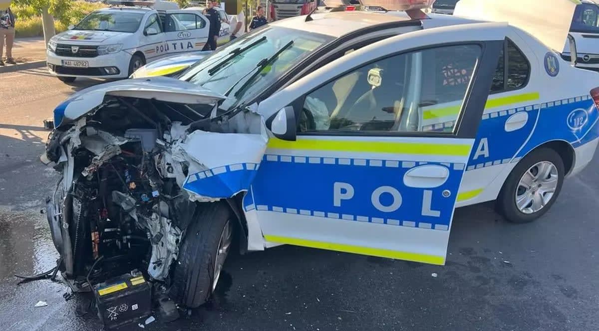 Mașină de poliție răsturnată în Lugoj în timpul urmăririi Mașină de poliție răsturnată în Lugoj în timpul urmăririi