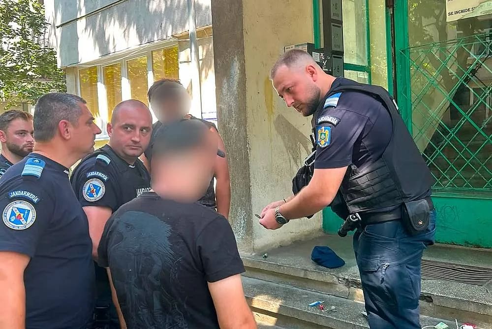 Jandarm din Bacău, în timpul liber, descoperă substanțe interzise asupra unui bărbat