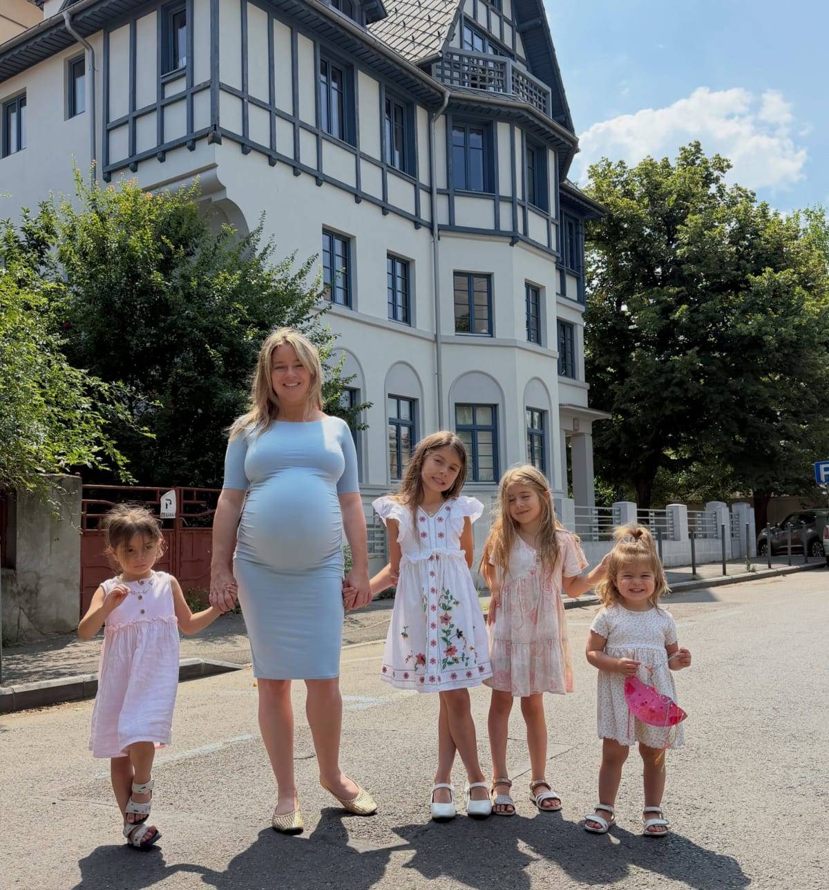 Laura Cosoi ținând în brațe fetița nou-născută Nina Laura Cosoi ținând în brațe fetița nou-născută Nina