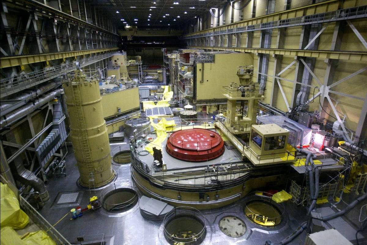 Reactor nuclear la Paks, Ungaria, cu Dunărea în fundal Reactor nuclear la Paks, Ungaria, cu Dunărea în fundal