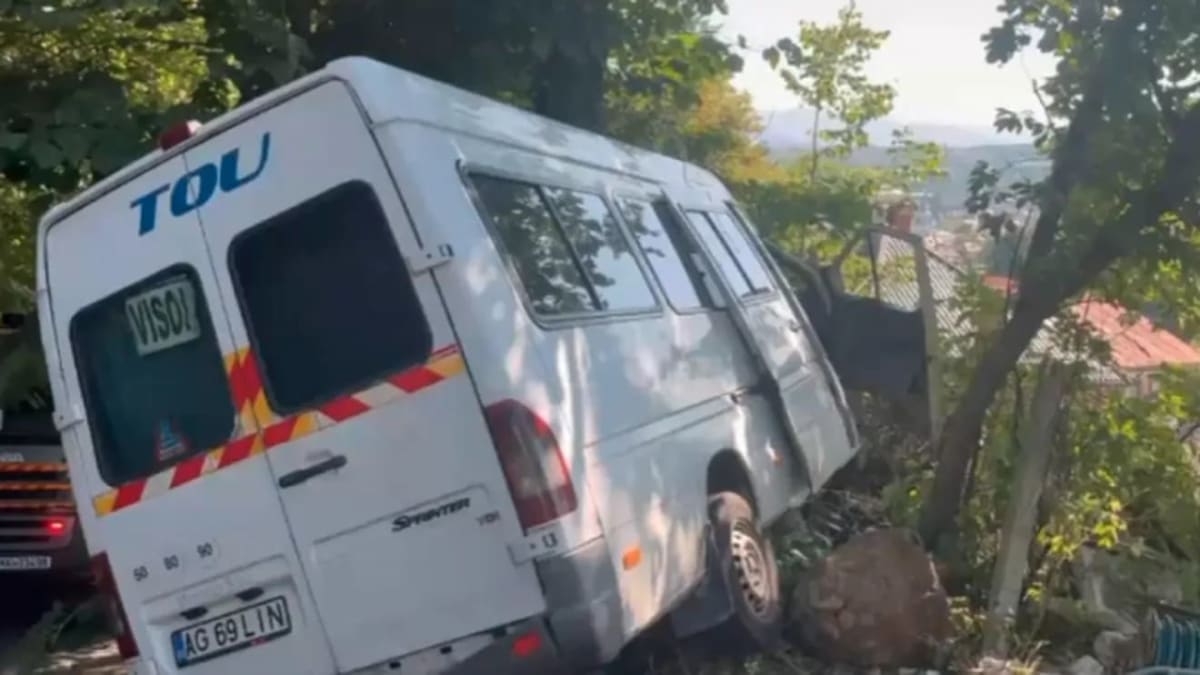 Echipaje de salvare intervenind la accidentul din Argeș