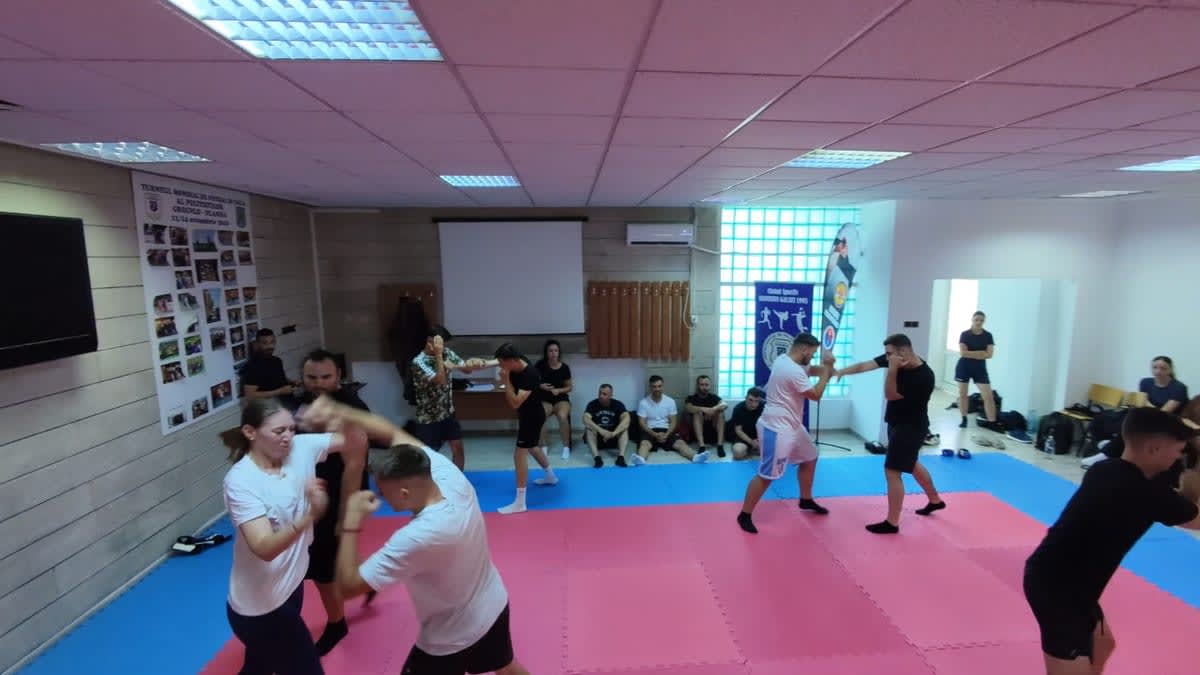 Polițiști tineri în training, echipament tactic, în timpul pregătirii în Galați