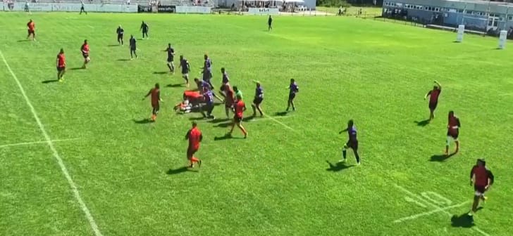 Jucători de rugby în acțiune pe terenul din Maramureș