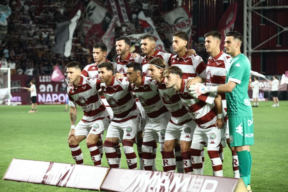 Jucători Rapid sărbătorind victoria cu CFR Cluj Jucători Rapid sărbătorind victoria cu CFR Cluj