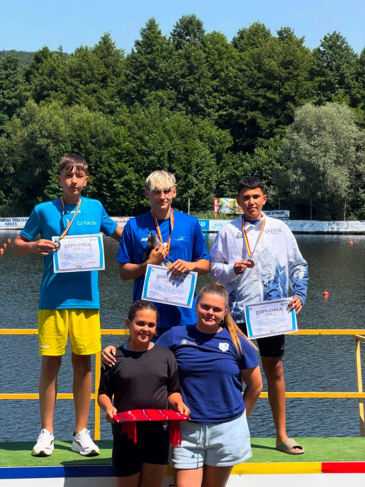 Sportivi de la CSŞ Galați câștigând medalii la kaiac-canoe