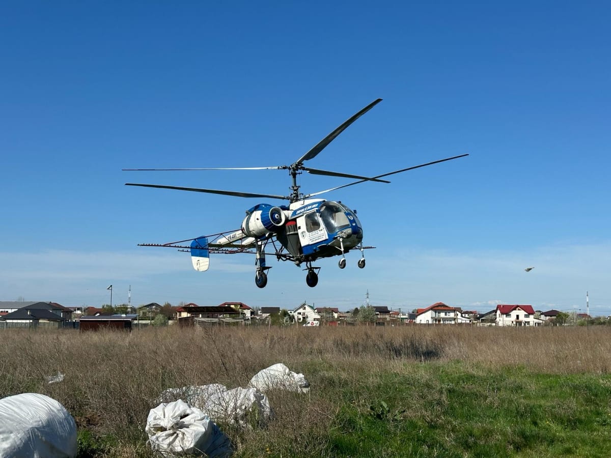 Elicopter de dezinsecție survolând orașul Galați Elicopter de dezinsecție survolând orașul Galați