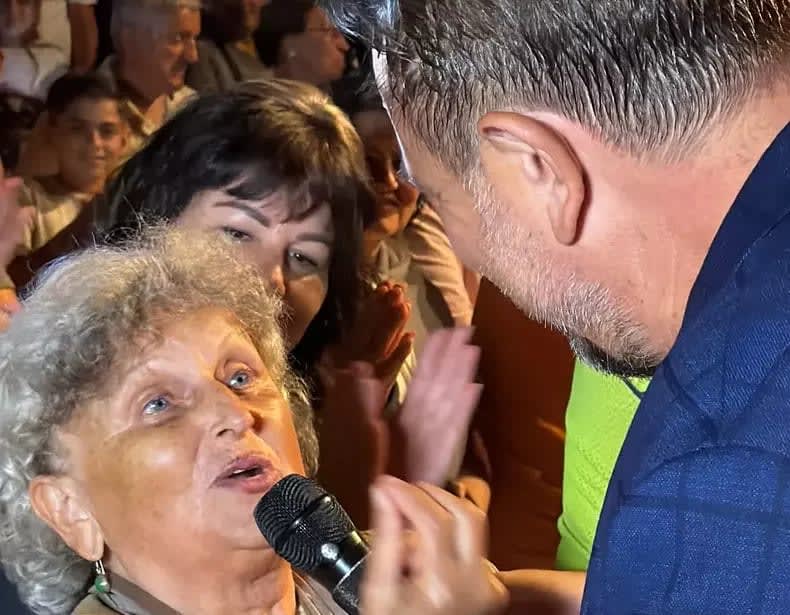 Horia Brenciu a avut o revedere emoționantă cu profesoara sa din liceu la un concert în Cornu