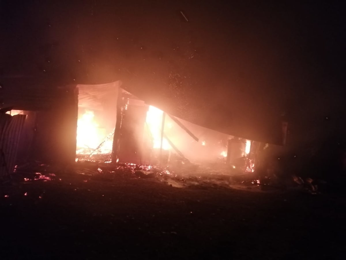 Pompieri în acțiune stingând un incendiu la o gospodărie din Galați