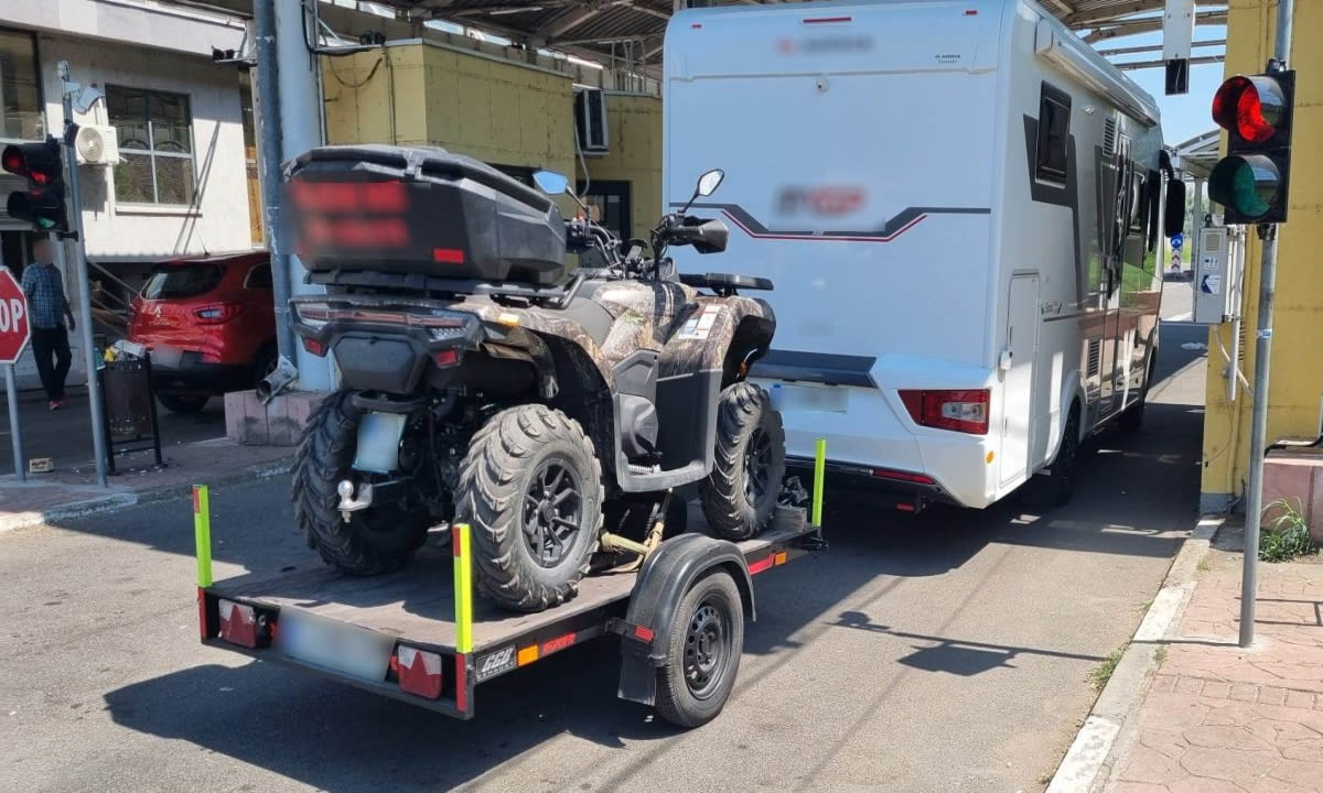 Polițiști de frontieră verificând un ansamblu rutier la PTF Galați-Rutier Polițiști de frontieră verificând un ansamblu rutier la PTF Galați-Rutier