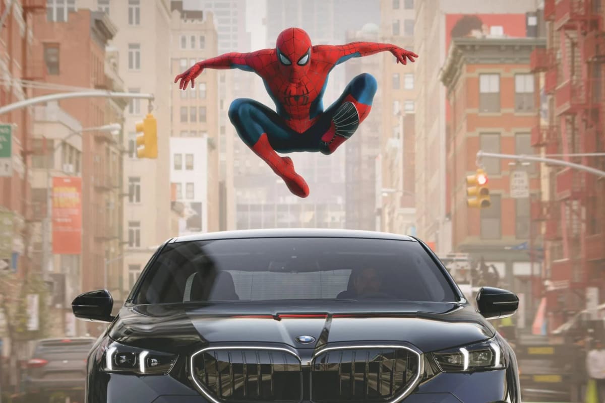 Ecran BMW cu reclamă promoțională și cod QR Ecran BMW cu reclamă promoțională și cod QR