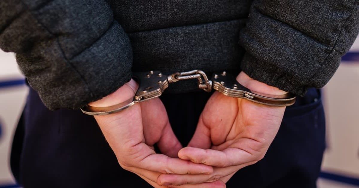 Polițiști Galați reținând un minor după incident violent Polițiști Galați reținând un minor după incident violent