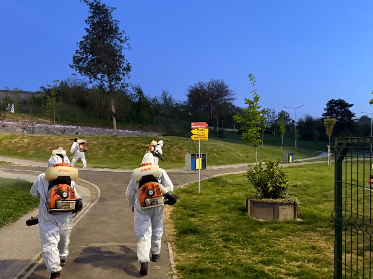 Echipament de dezinsecție nocturnă în Galați, intervenție cu generator ULV Echipament de dezinsecție nocturnă în Galați, intervenție cu generator ULV