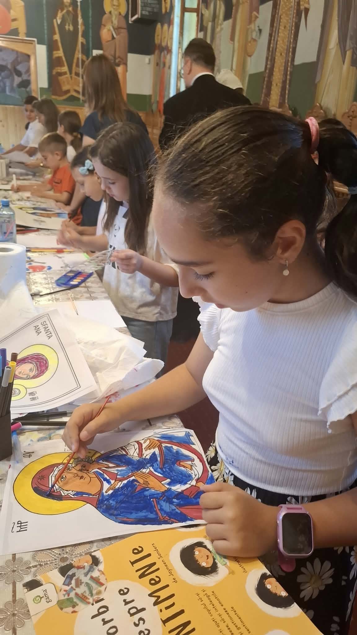 Copii participând la atelier de pictură religioasă în Galați