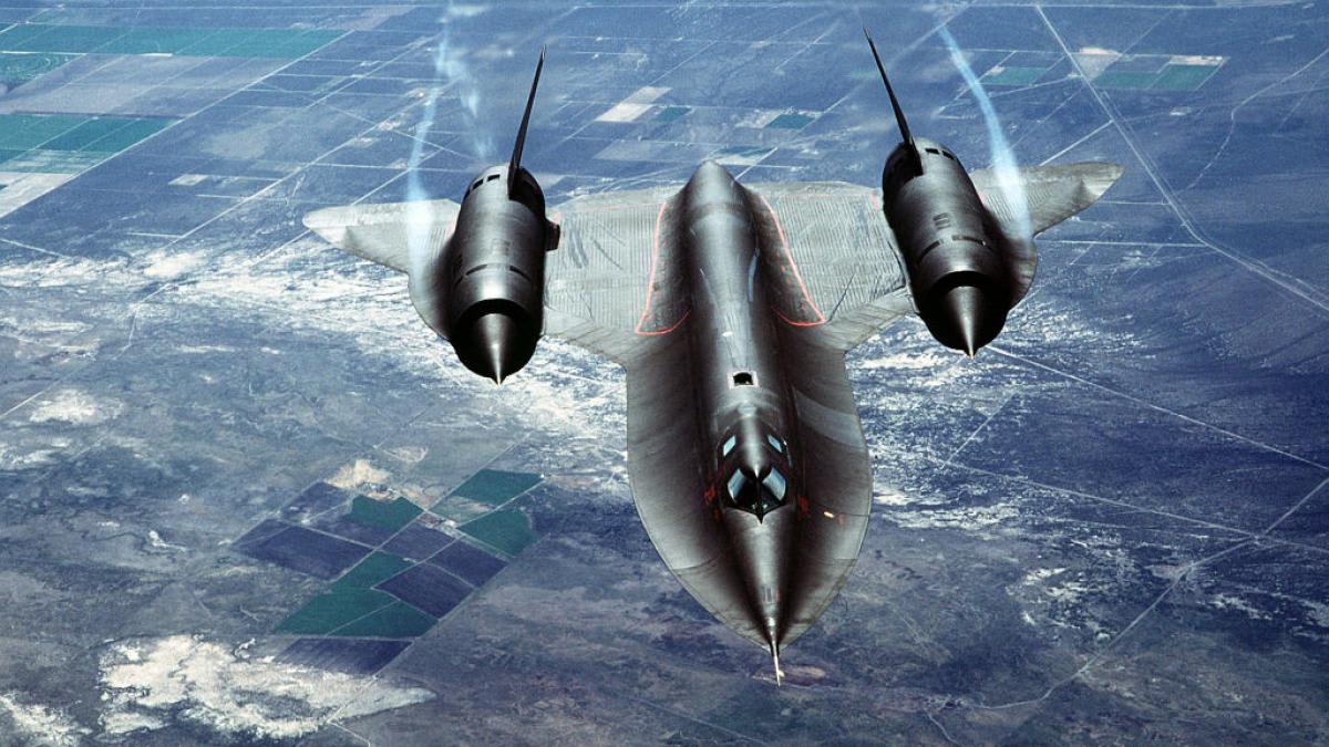 Avion supersonic de pasageri zburând peste cerul României