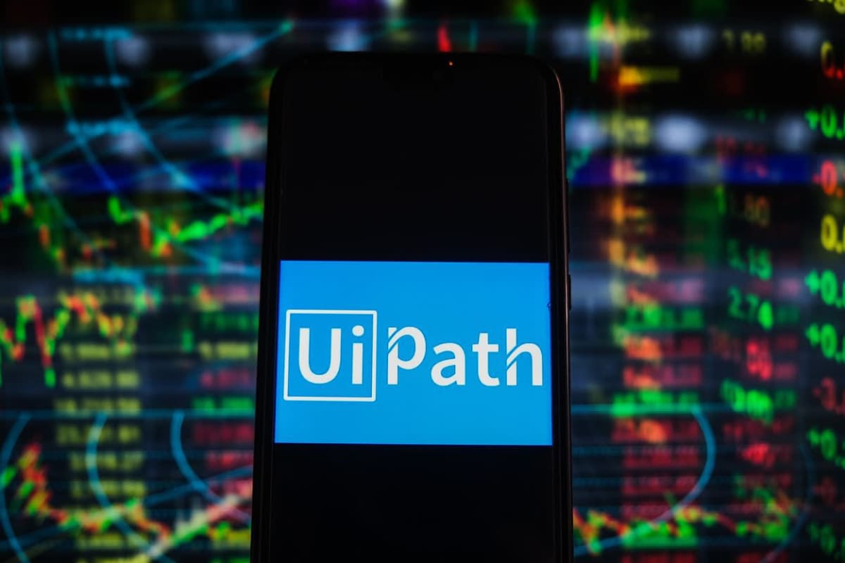 Acțiuni UiPath și logo Google pe grafic financiar