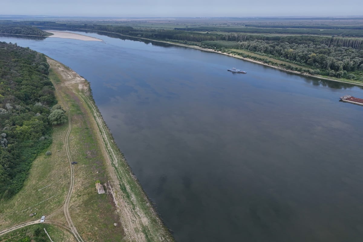 Reactor nuclear Cernavodă și Dunărea în fundal