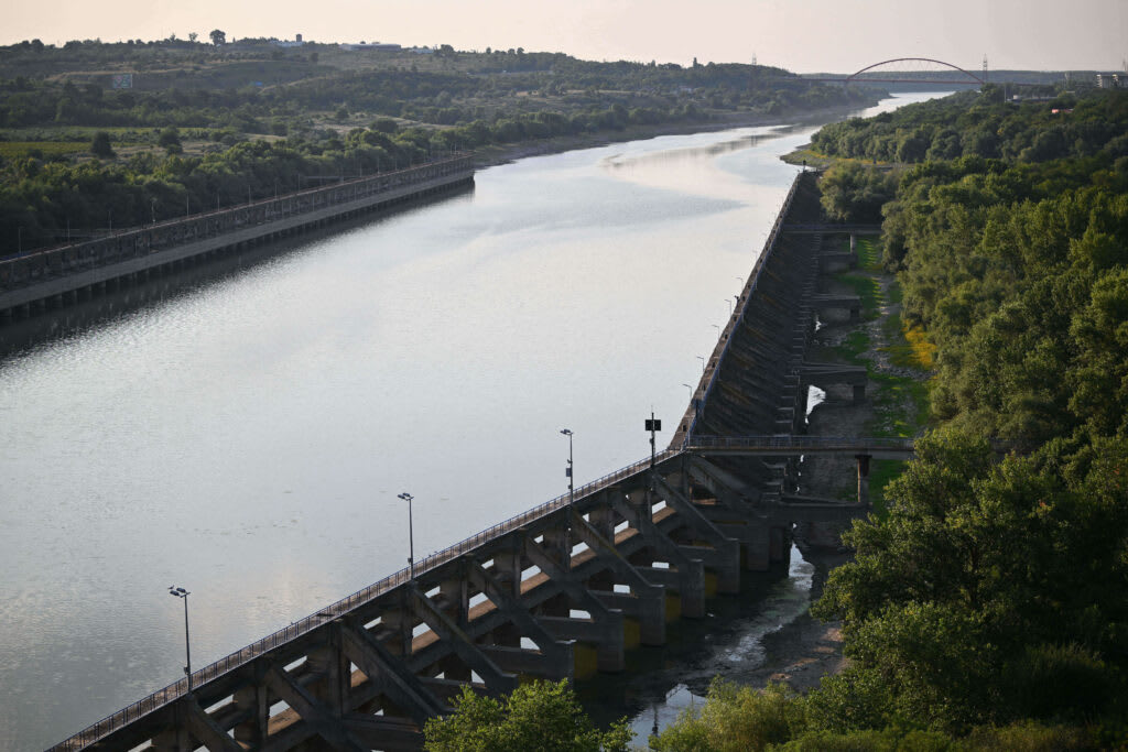 Reactor nuclear de la Cernavodă în funcționare, imagine cu centrale nucleare și Dunărea