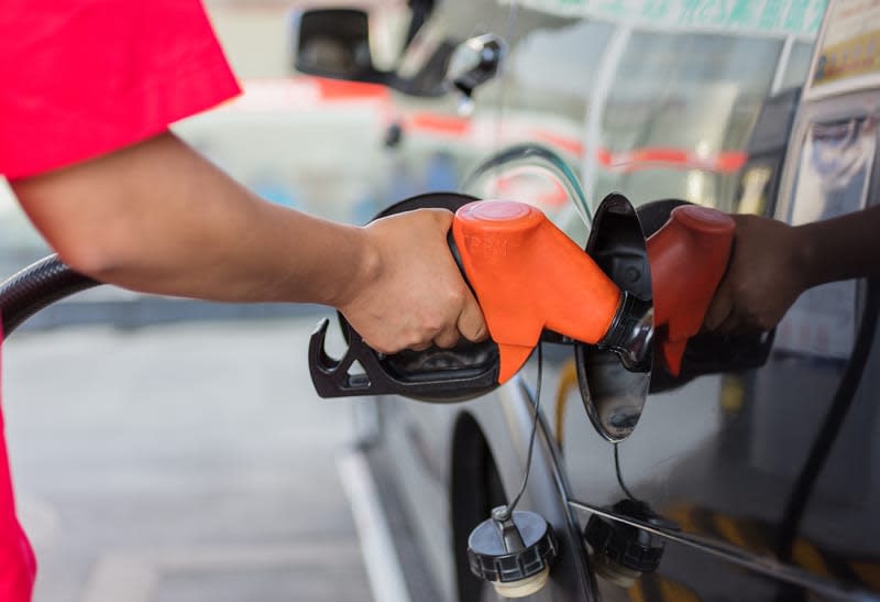 Mașină electrică încărcată la stație în România Mașină electrică încărcată la stație în România