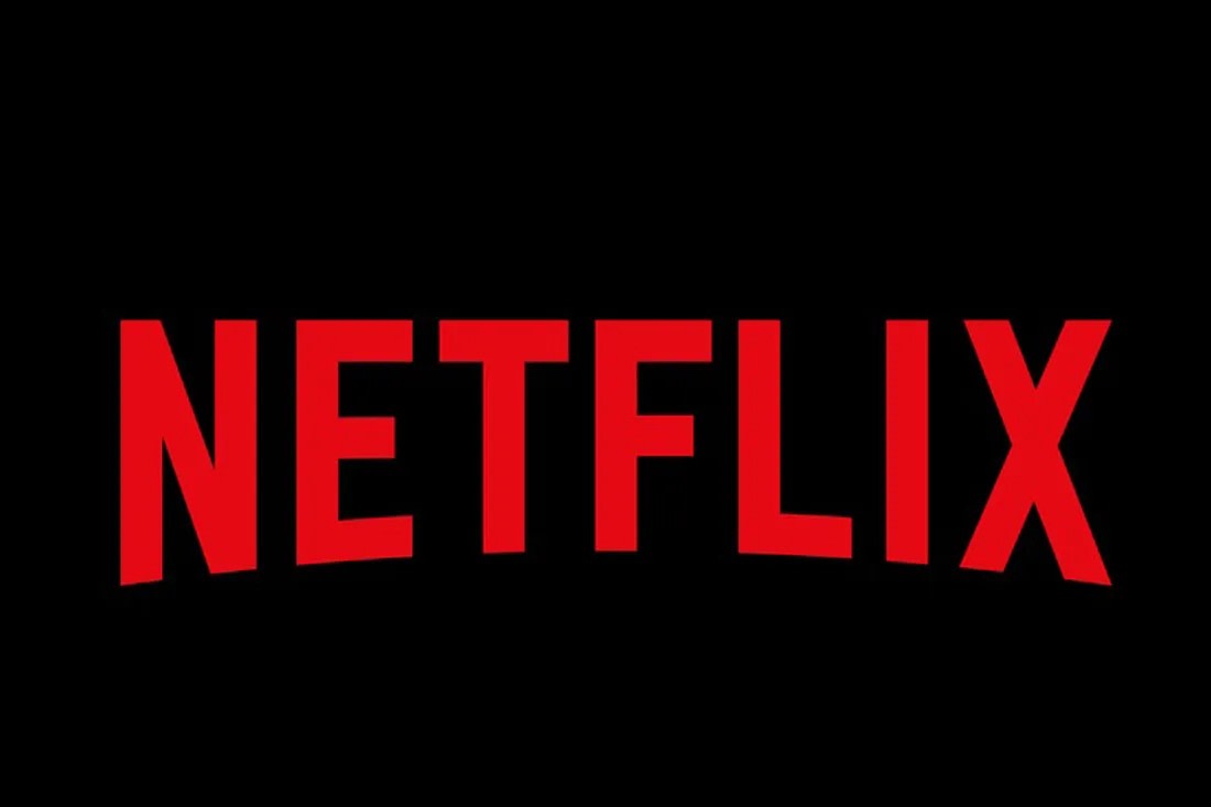 Ecran cu logo Netflix și browser Chrome pe Windows