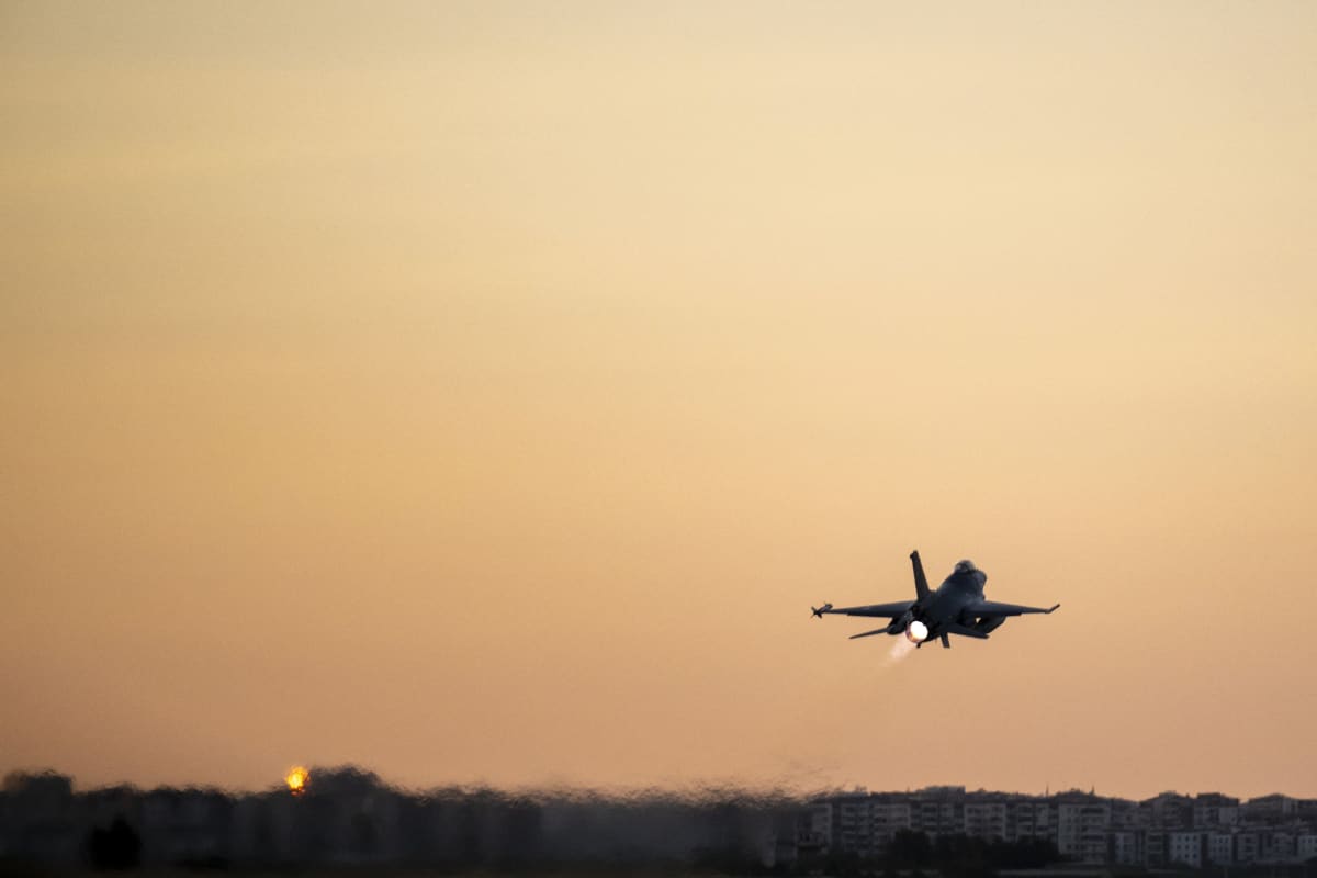 Avion F-16 prăbușit în zona Yalova, fum și explozie