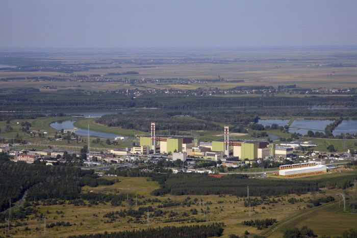 Structură de piatră pe Dunăre în apropierea centralei de la Paks