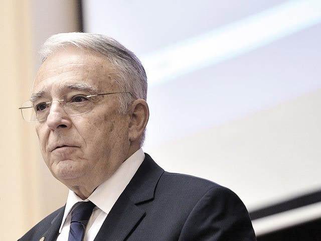 Mugur Isărescu în timpul prezentării raportului BNR despre inflație