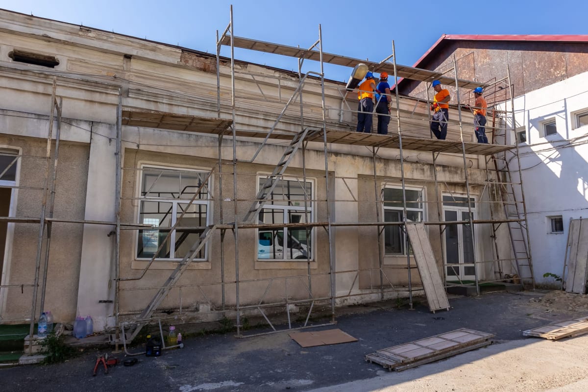 Constructori în acțiune la șantierul noii secții de îngrijiri paliative din Galați