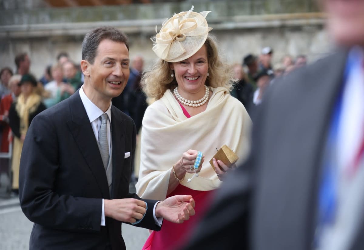Prințul moștenitor Alois și soția sa Sofia de Bavaria în fața palatului din Vaduz