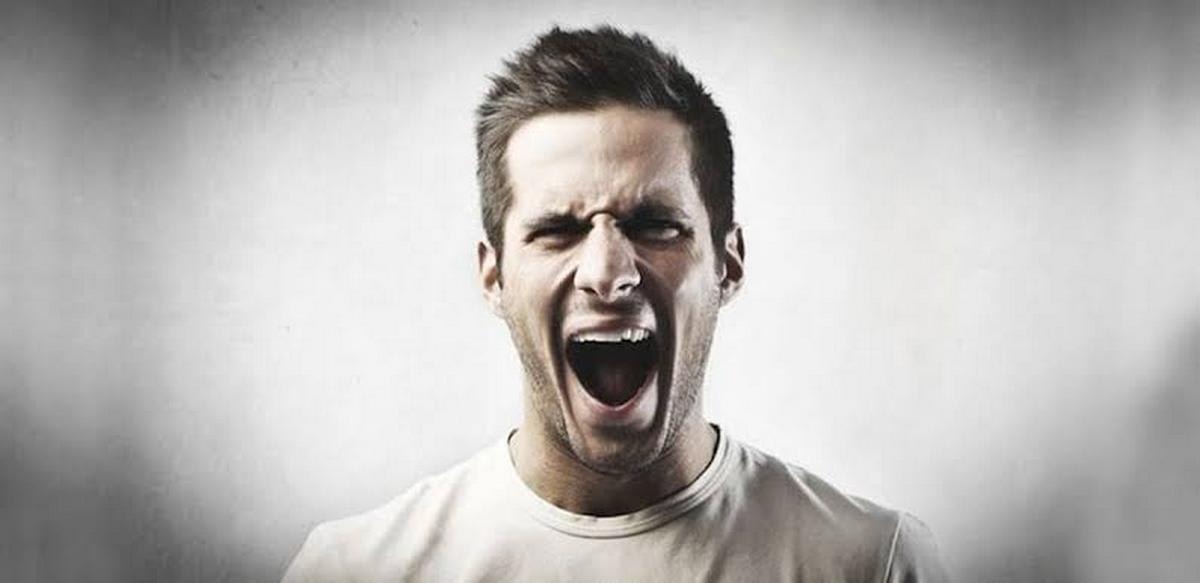 Persoană furioasă exprimând emoții intense