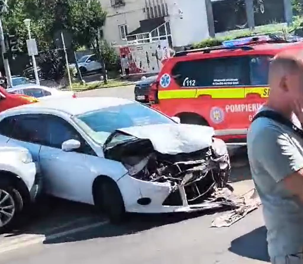 Polițiști și echipaj medical intervenind la accidentul de pe strada Oțelarilor Galați Polițiști și echipaj medical intervenind la accidentul de pe strada Oțelarilor Galați
