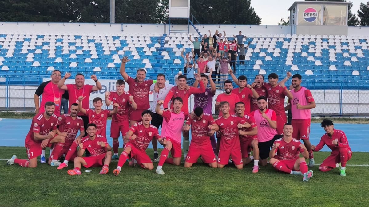 Jucători Sporting Liești sărbătorind victoria în deplasare