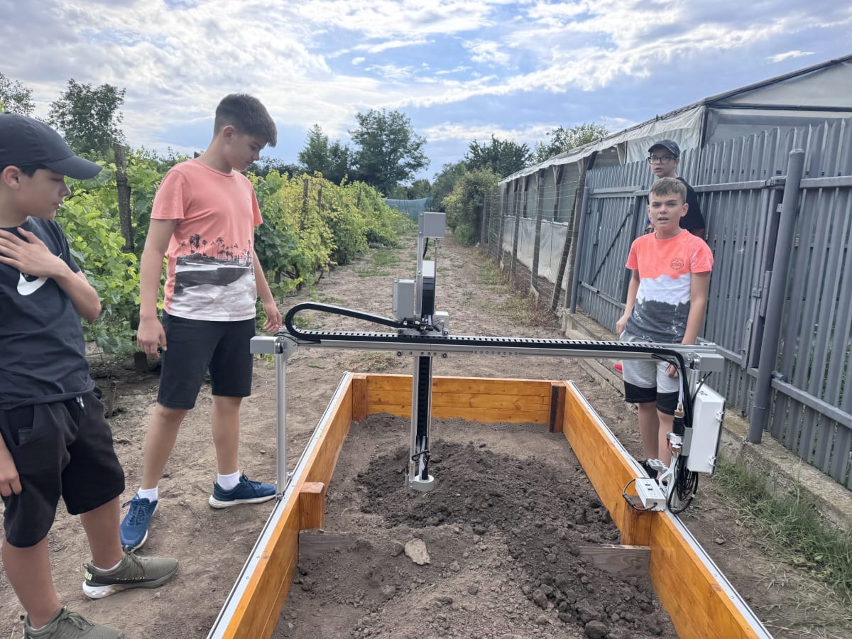 Elevi din Galați prezintă robotul fermier Genesis v1.8 în laborator