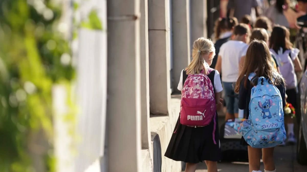 Elevi vulnerabili primesc burse sociale în timpul vacanței