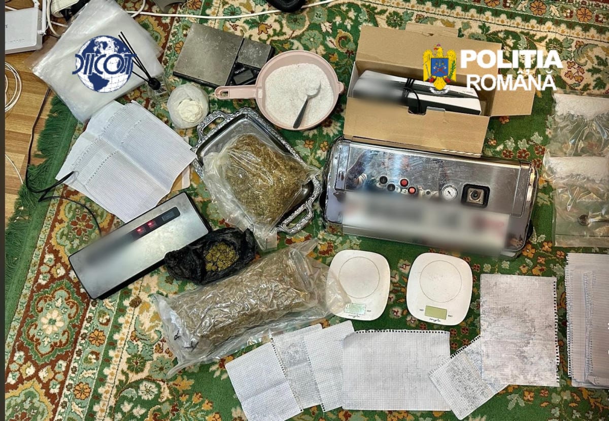 Tineri din Tulcea, arestați după ce au vândut coli impregnate cu Pinaca în penitenciare