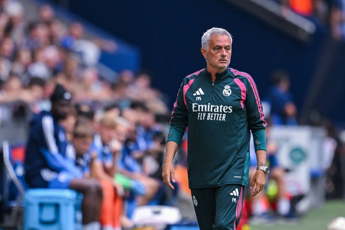 José Mourinho și Yan Diomande în timpul discuției matinale