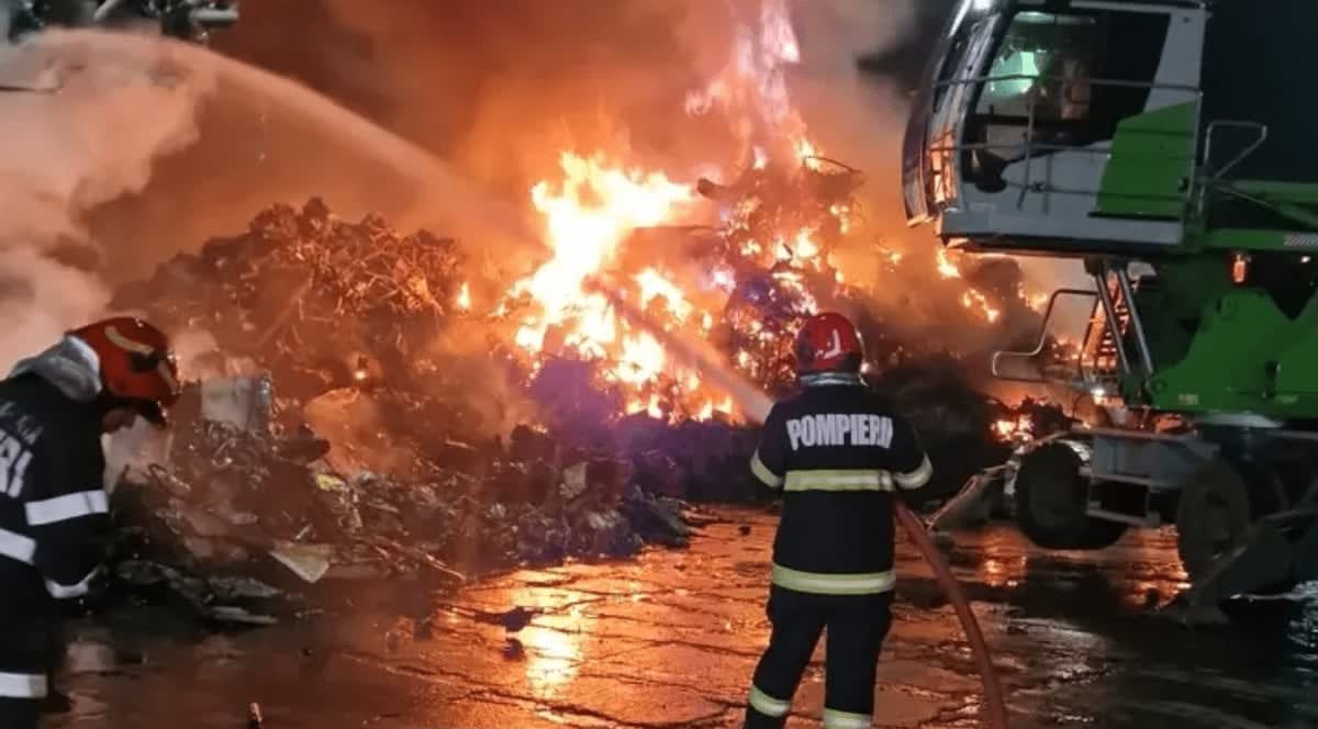 Echipaj de pompieri intervenind la incendiu în spital