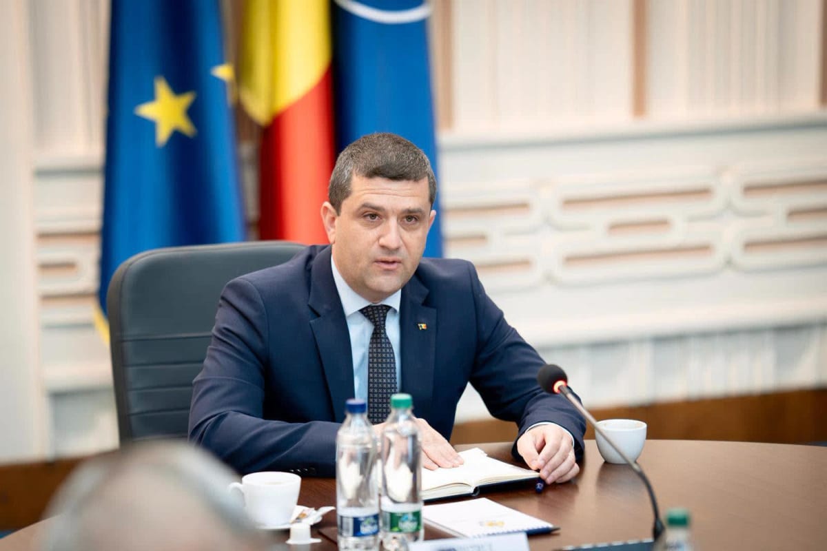 Muncitori feroviari în garaj, România, infrastructură feroviară Muncitori feroviari în garaj, România, infrastructură feroviară