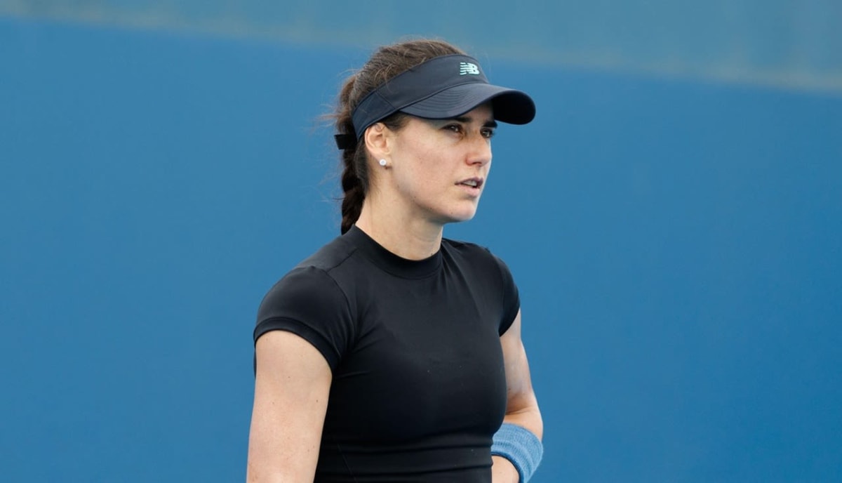 Sorana Cîrstea în timpul unui meci de tenis pe teren dur