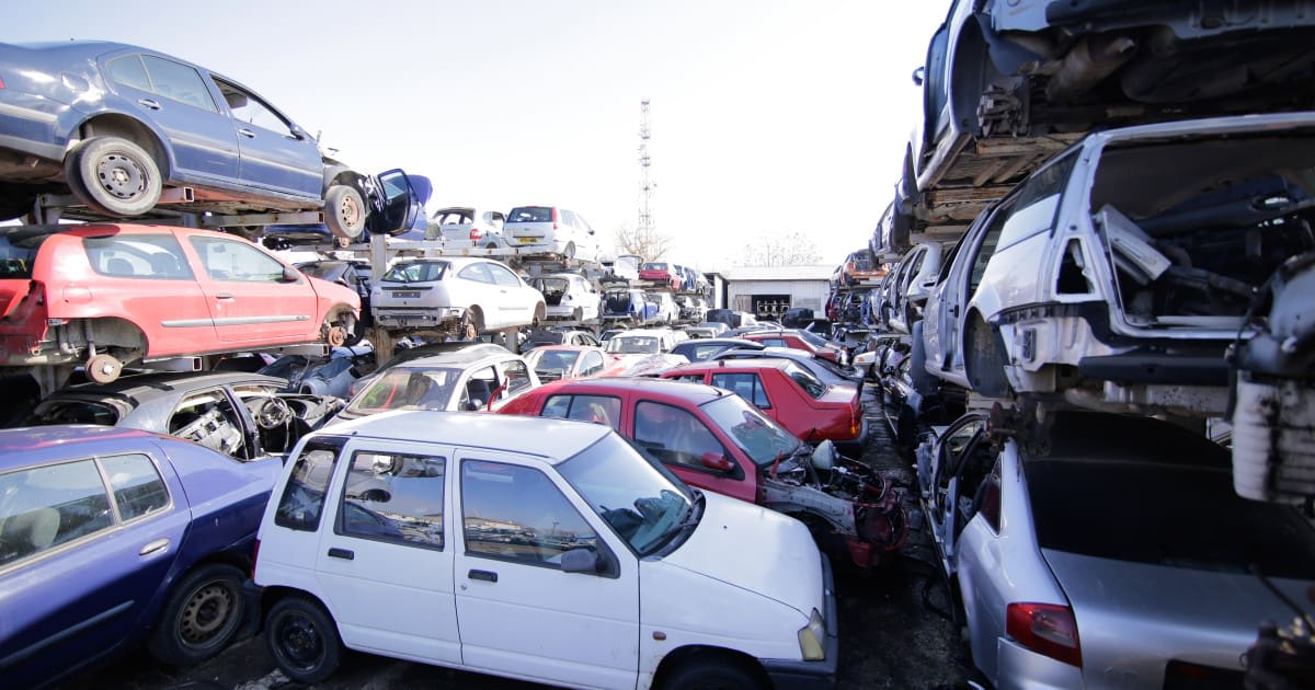 Teren cu mașini electrice și logo Rabla Auto 2026